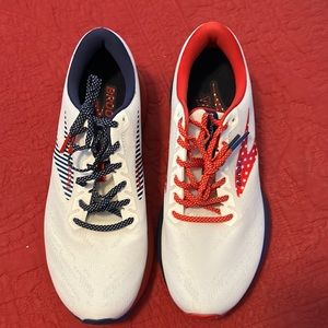 Brooks Launch 7 women’s size 8.  Never worn.